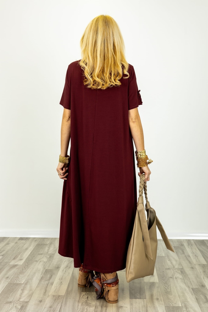 Lekka sukienka Briosco na wiosnę i lato z krótkim rękawem i kwiatkami 3D na jednym rękawie bordowa