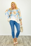 Satynowa bluzka w kwiaty z rękawem kimono oversize Pedesina ecru z niebieskim
