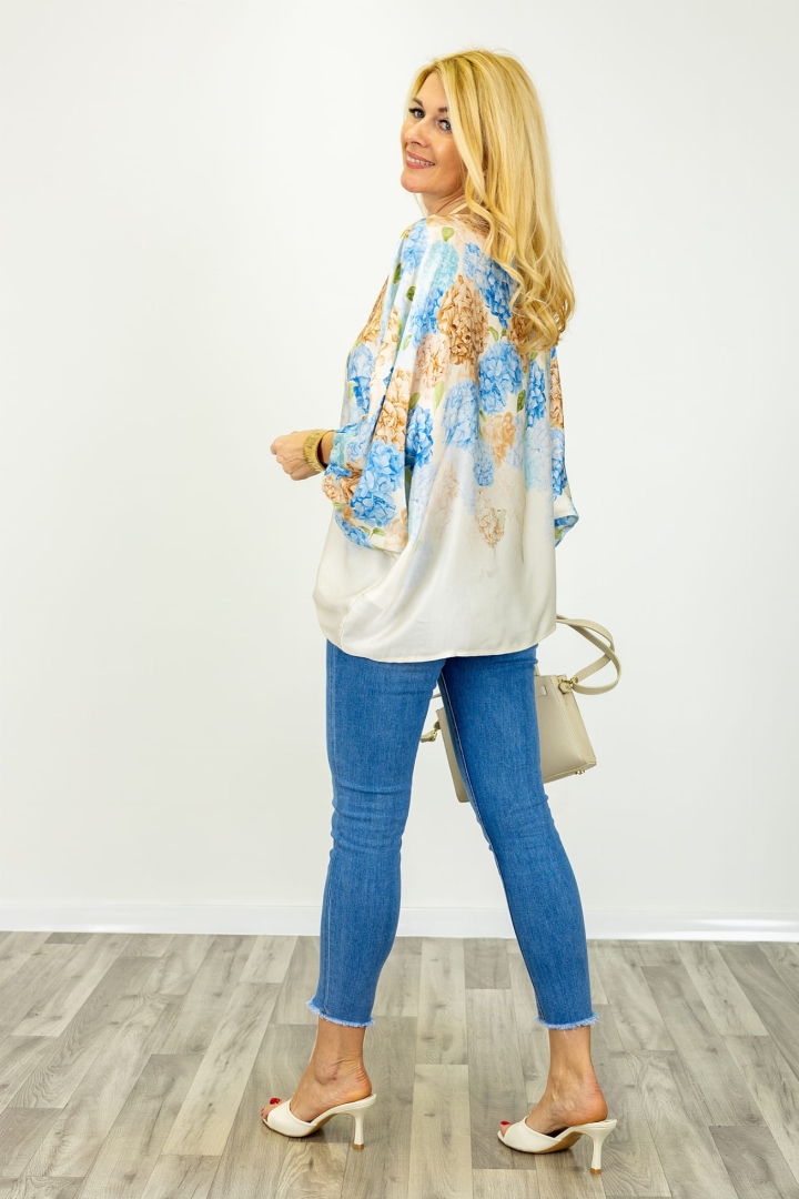 Bluzka satynowa Pedesina w kolorze ecru-niebieskim, z rękawem kimono, wykonana z materiału z domieszką jedwabiu