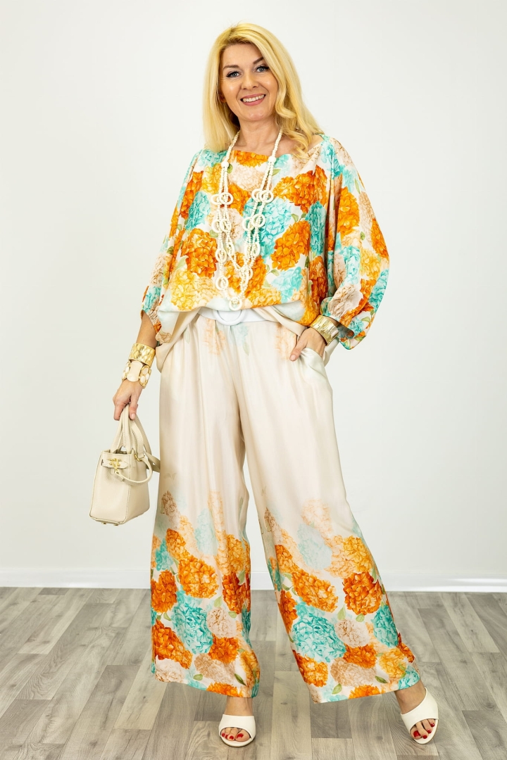 Spodnie satynowe w kwiaty wiązane w pasie z dodatkiem jedwabiu La Scola w kolorze ecru z pomarańczowym