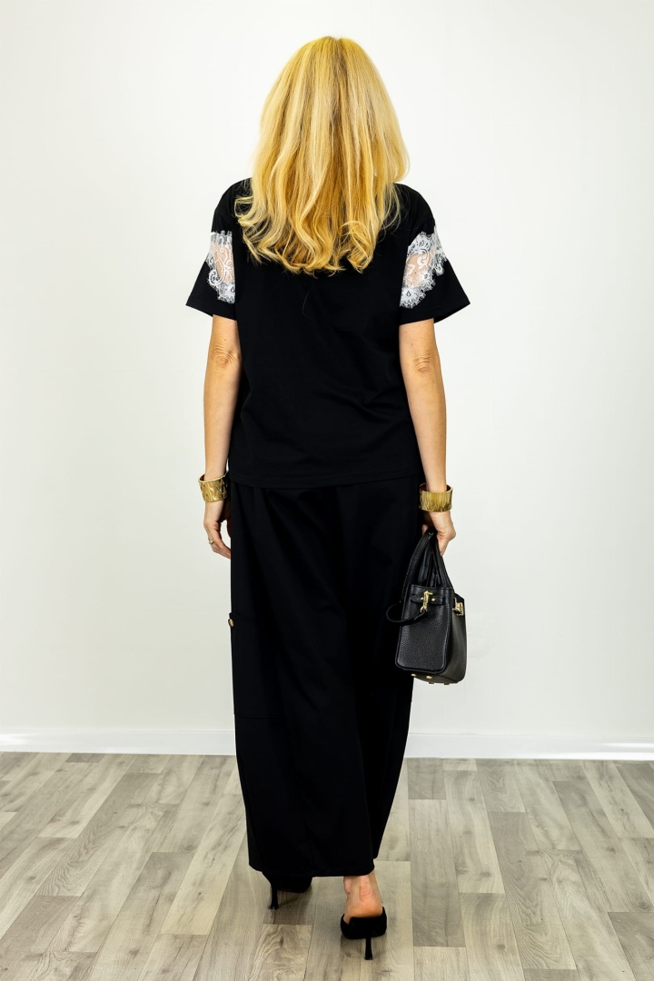 T-shirt damski Castelmezzano czarny z koronkowym pasem