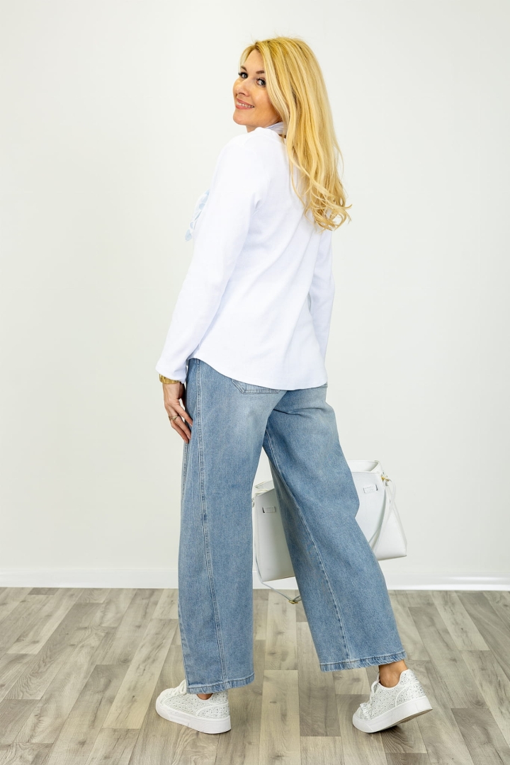 Bluzka damska Villapriolo biała z prążkowanej bawełny długi rękaw dekolt V apaszka Antaresa.