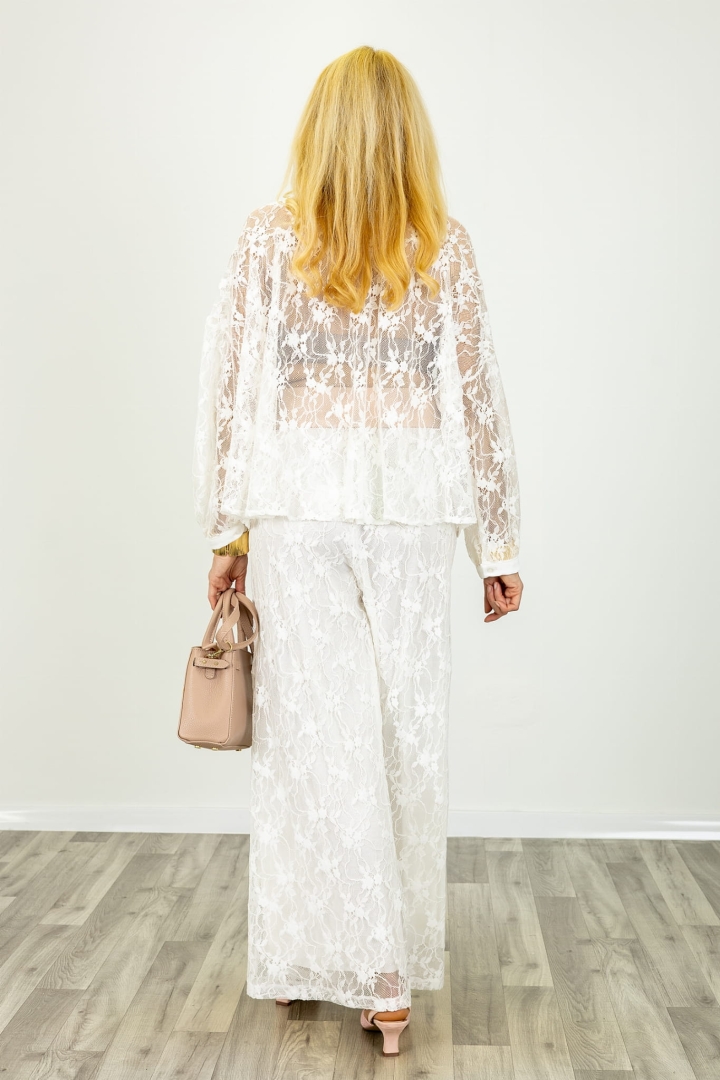 Biała bluzka Eraclea koronkowa oversize zapinana na guziki z długim rękawem