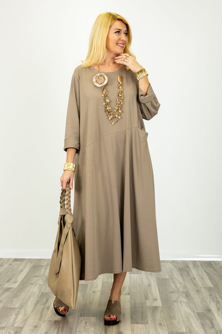 Sukienka maxi oversize Prignano fango z przeszyciami i kieszeniami