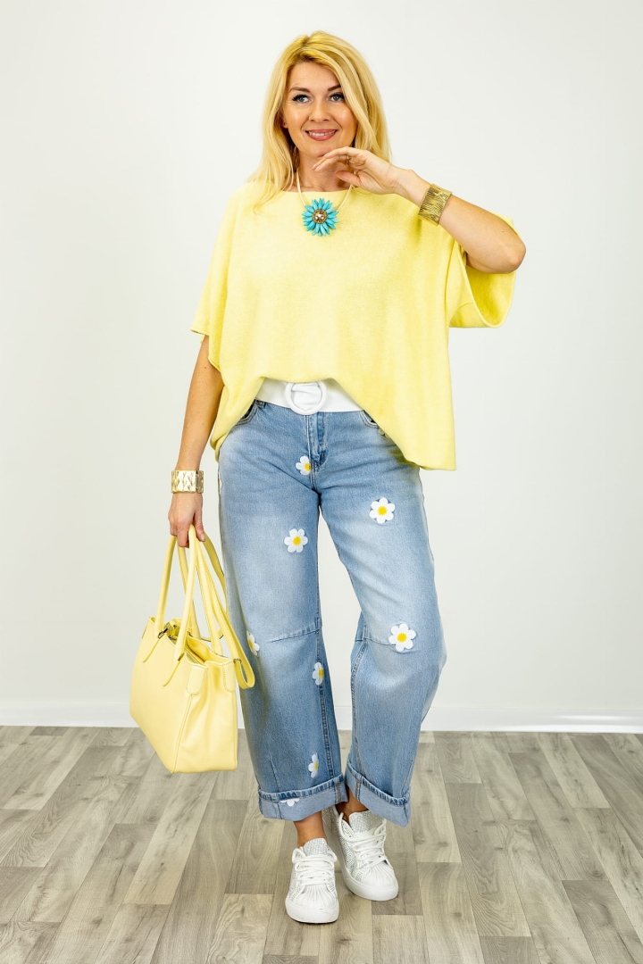 Jeansowe spodnie mom fit Serramezzana light denim blue z przeszyciami na kolanach haftem stokrotek i zapięciem na suwak Antaresa