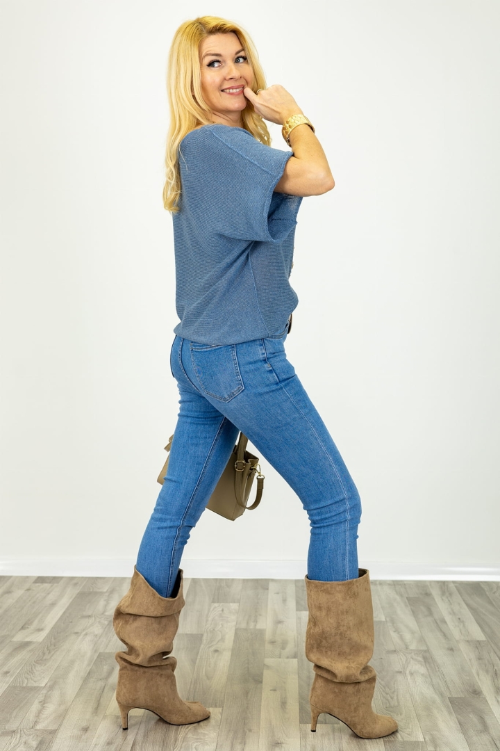 Dzianinowa bluzka kimono denim blue o luźnym, nowoczesnym kroju.