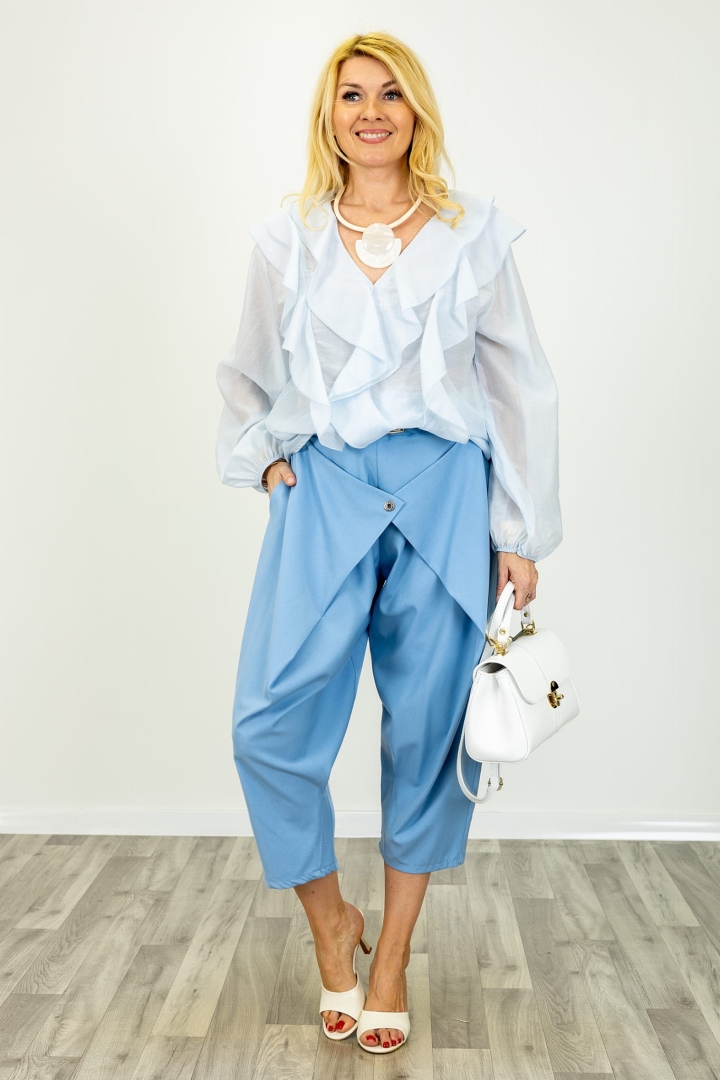 Bluzka Borgoriccoa błękitna z falbanami i dekoltem V elegancka