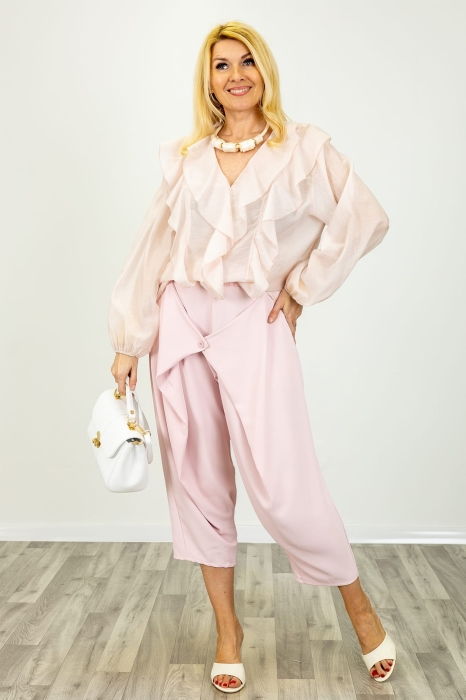 Bluzka Borgoriccoa pudrowy róż z falbanami i dekoltem V elegancka