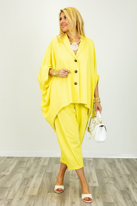 Narzutka żakiet oversizowa Montisola asymetryczna zapinana na guziki rękaw kimono żółta