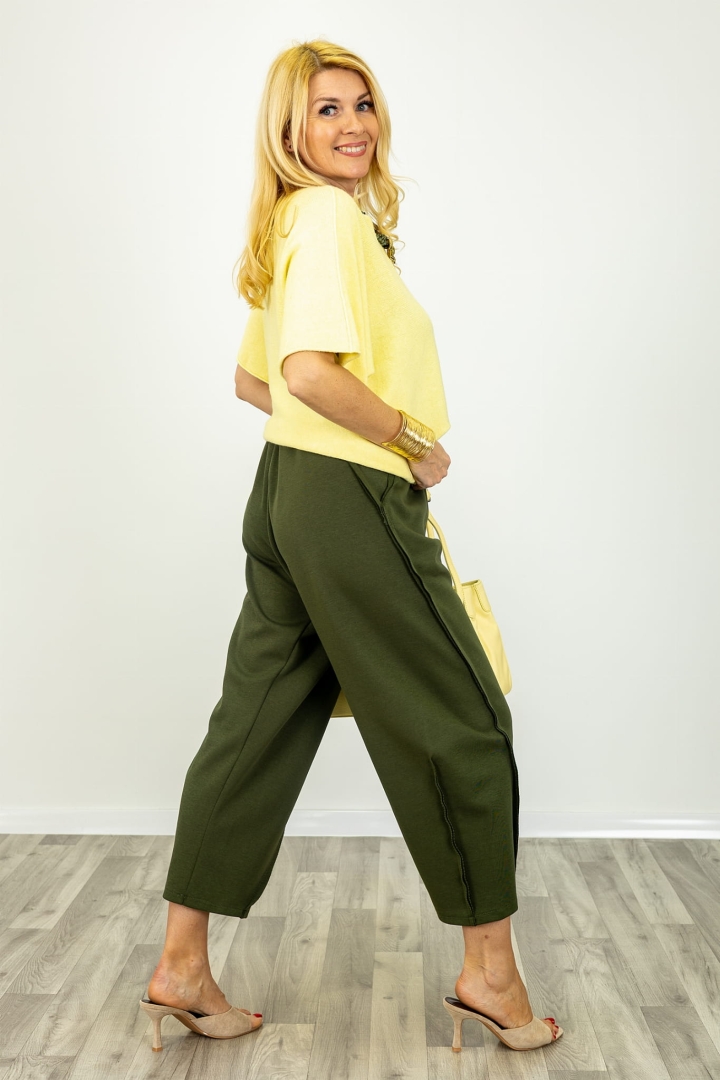 Spodnie Sutria z przeszyciami w kolorze khaki