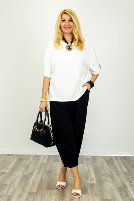 Bluzka o luźnym kroju oversize Claviere biała z krótkim rękawem wykonana z gładkiej dzianiny masełko