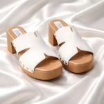 Klapki na obcasie i drewnianej podeszwie z ozdobnymi nitami Santaflavia beżowe