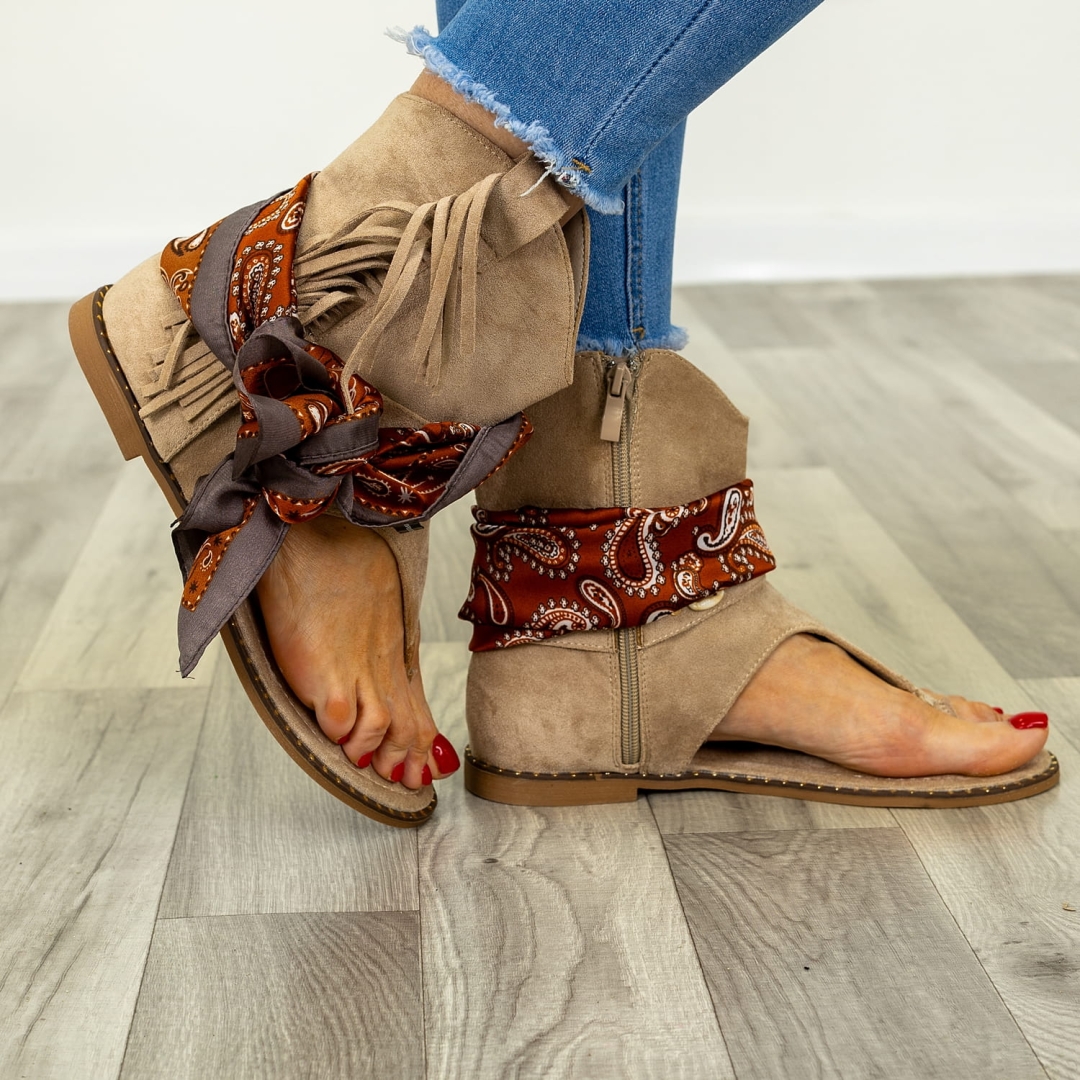 Japonki Frassinelle beżowe z zabudowaną cholewką i ozdobną apaszką w stylu boho Antaresa