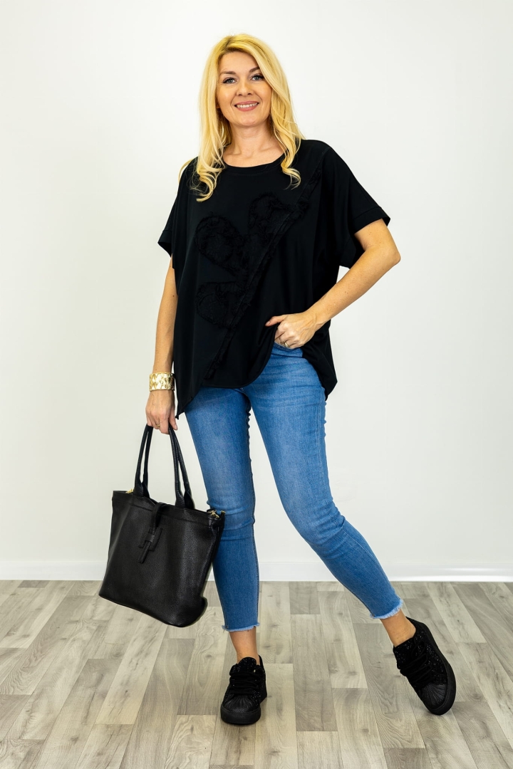 Asymetryczna czarna bluzka Ingria  z ozdobnym kwiatem z przodu i krótkim rękawem kimono