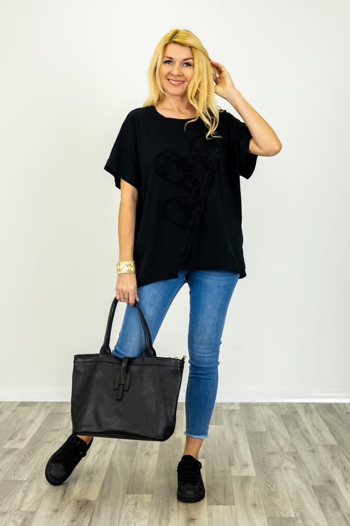 Bawełniany t-shit Ingria z motywem kwiatu w kolorze czarnym, z krótkim rękawem, asymetryczny