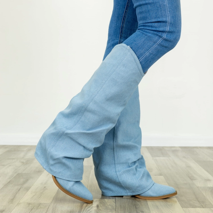 Kowbojki Sancono light denim blue z marszczoną cholewką na suwak i haftem