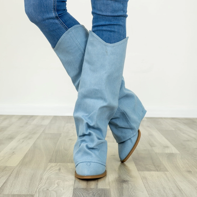 Kowbojki Sancono w kolorze light denim blue z materiału jeansowego z marszczeniem i haftem