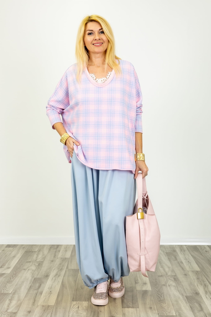 Bluzka oversize w kratkę z długim rękawem i obniżoną linią ramion Quercianella różowa z niebieskim