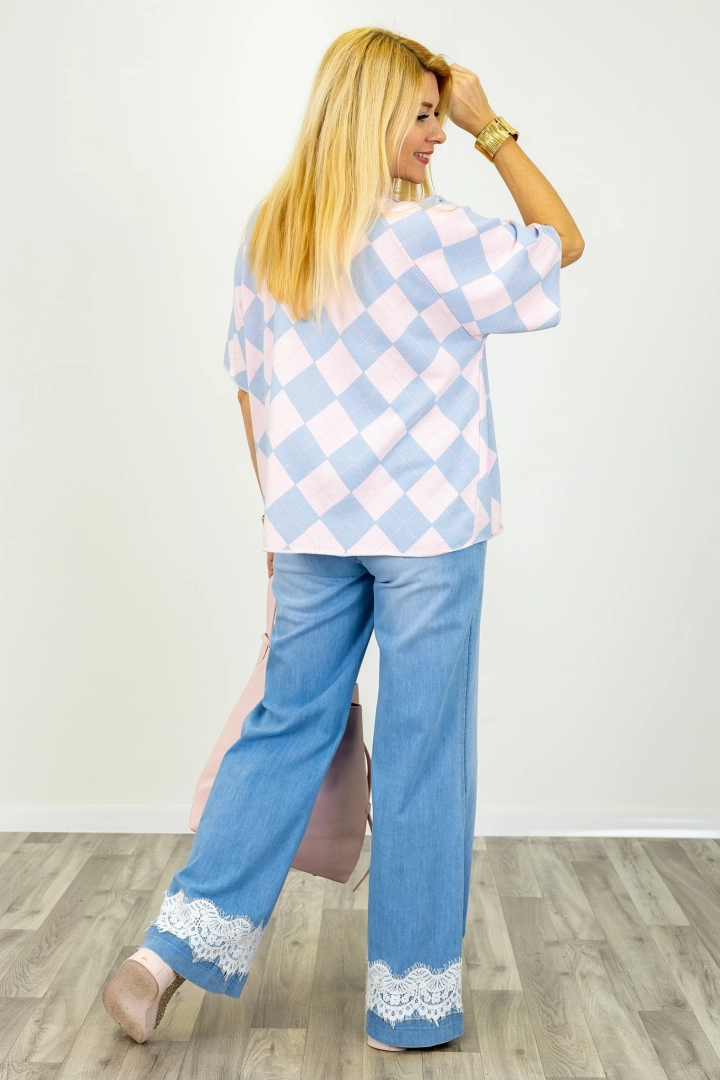 Niebieska z pudrowym różem bluzka oversize z krótkim rękawem i okrągłym dekoltem w romby Rosignano