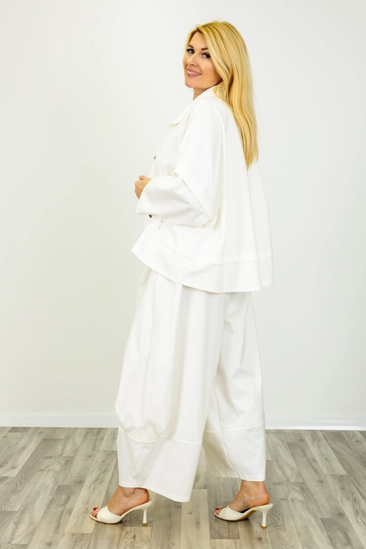 Żakiet oversize Montignosa biały rękaw kimono guziki asymetryczna linia dołu