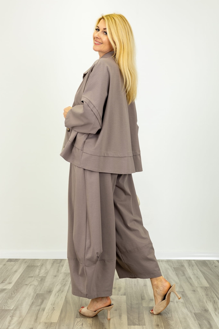 Asymetryczna narzutka oversize Montignosa fango z dekoracyjnymi przeszyciami