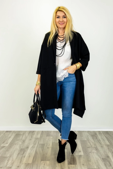 Narzutka oversize płaszczyk plus size z rozcięciem na boku i kieszeniami zapinany na guzik Montescudaio czarna