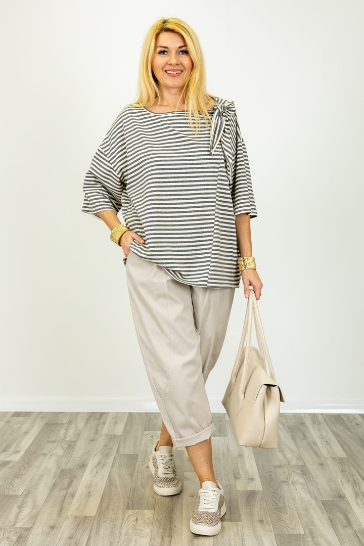 Beżowa bluzka Argentario oversize w grafitowe paski z ukośnym przeszyciem i dekoracyjnym detalem