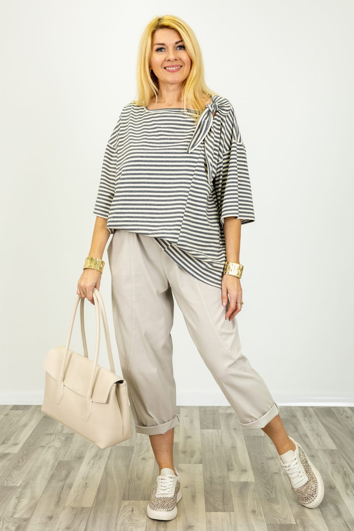 Bluzka oversize w paski z okrągłym dekoltem wiązana na ramieniu z ukośnym przeszyciem z przodu Argentario beżowa z grafitem