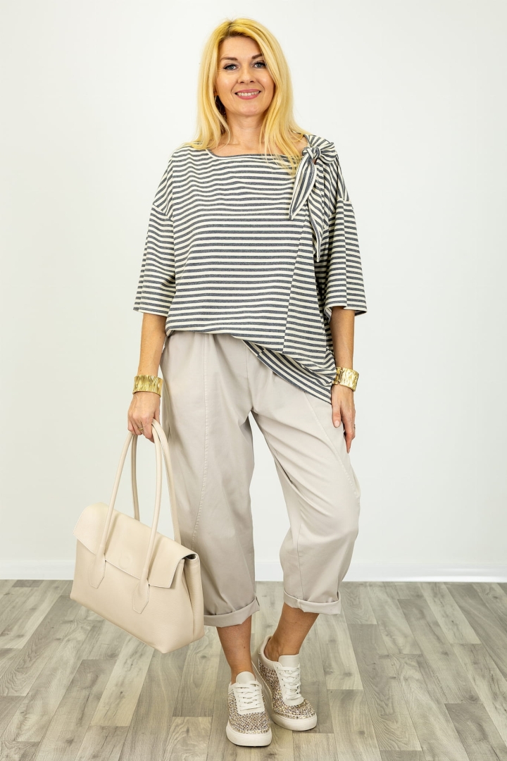 Oversizowa bluzka Argentario w paski beżowo grafitowa z wiązaniem na ramieniu i nowoczesnym wykończeniem