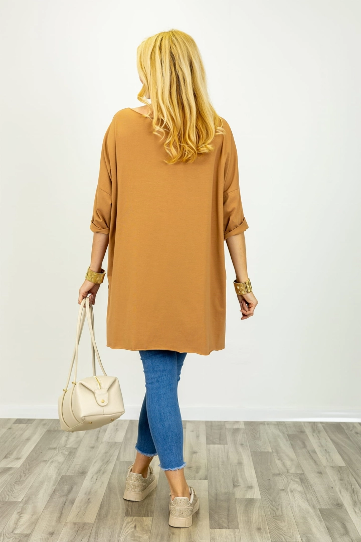Tunika w kolorze camelowym z rocięciami na bokach oraz dekoltem w łódkę.
