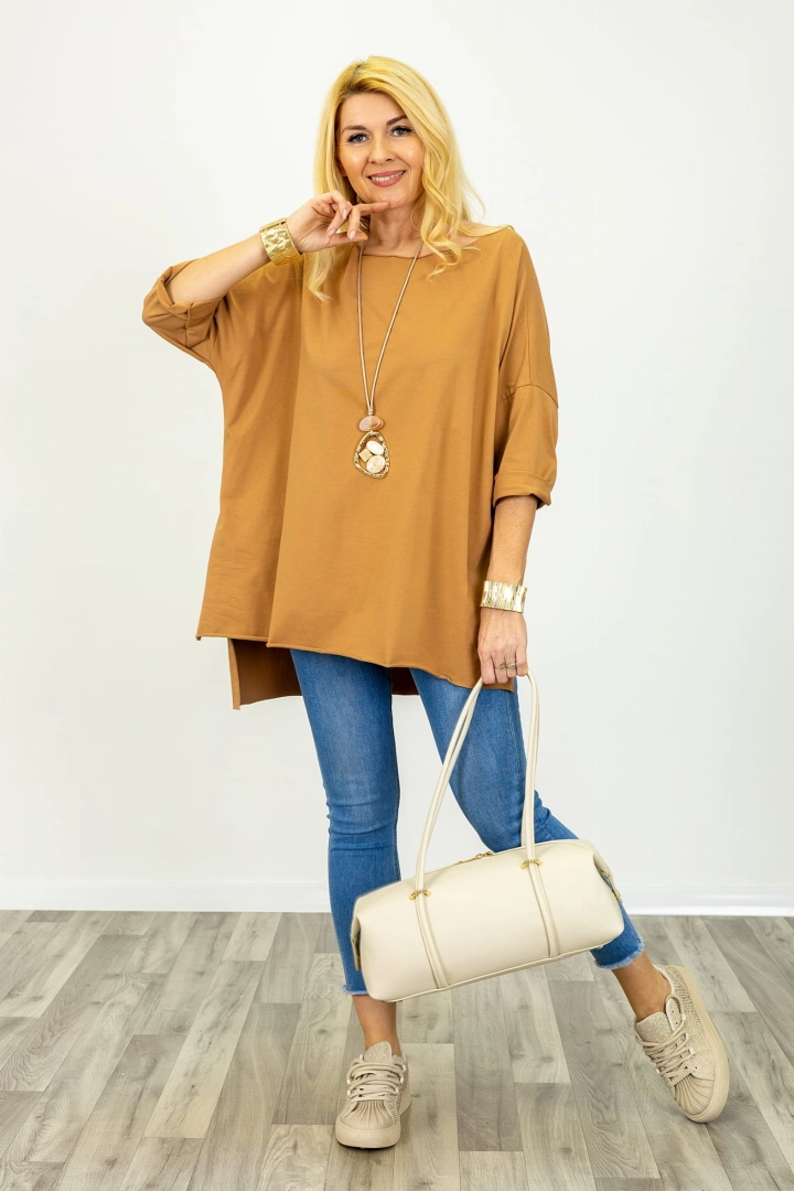 Asymetryczna tunika damska Segesta z rozcięciami na bokach, maskująca biodra z dekoltem typu łódka w kolorze camelowym.