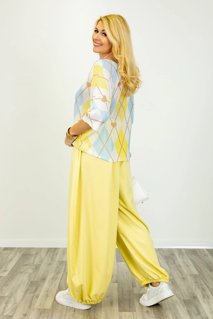 Błękitna bluzka dzianinowa Panarea oversize w romby z okrągłym dekoltem i rękawem kimono z pastelowym żółtym akcentem
