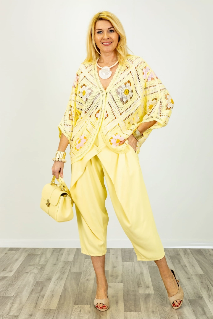 Pastelowa żółta narzutka ażurowa Basiluzzo oversize w kwiaty rękaw kimono zapinana na guziki