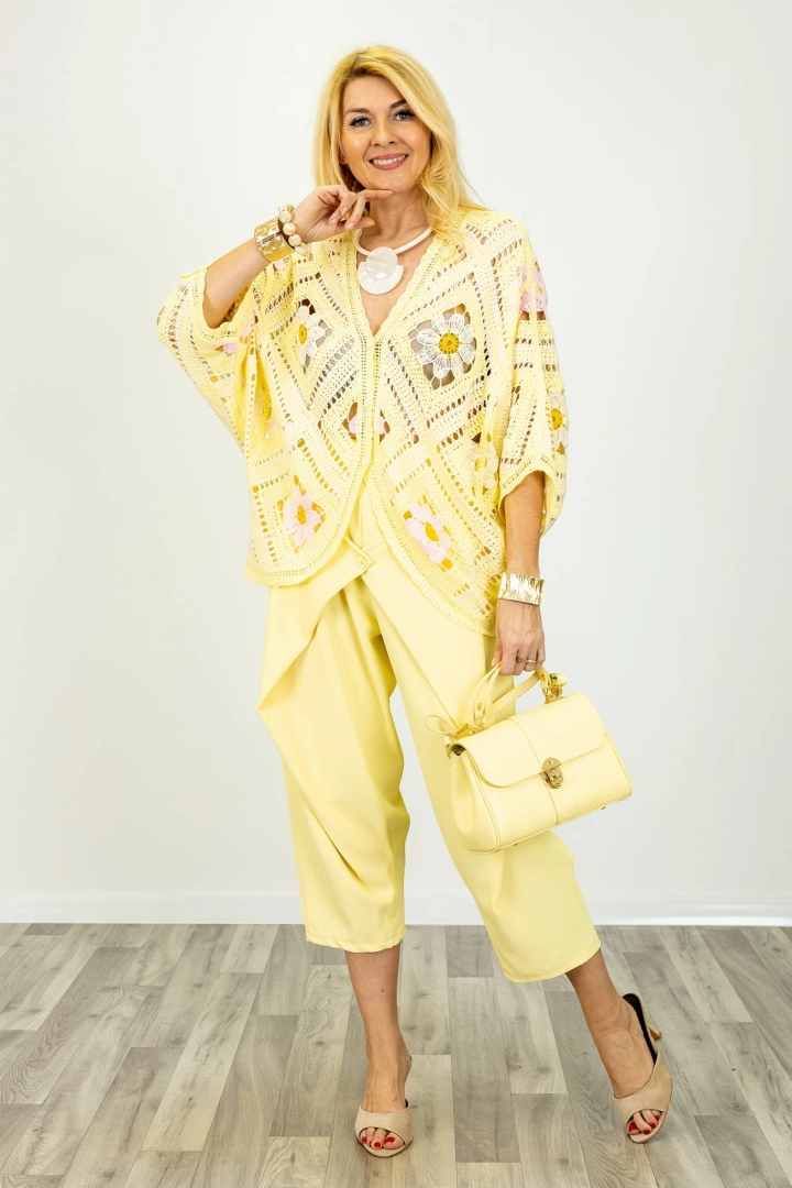 Narzutka kimono w kwiaty oversize zapinana na guziki model Basiluzzo pastelowa żółta z różowym