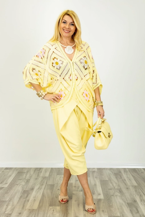 Narzutka ażurowa oversize w kwiaty rękaw kimono zapinana na guziki Basiluzzo pastelowa żółta z różowym