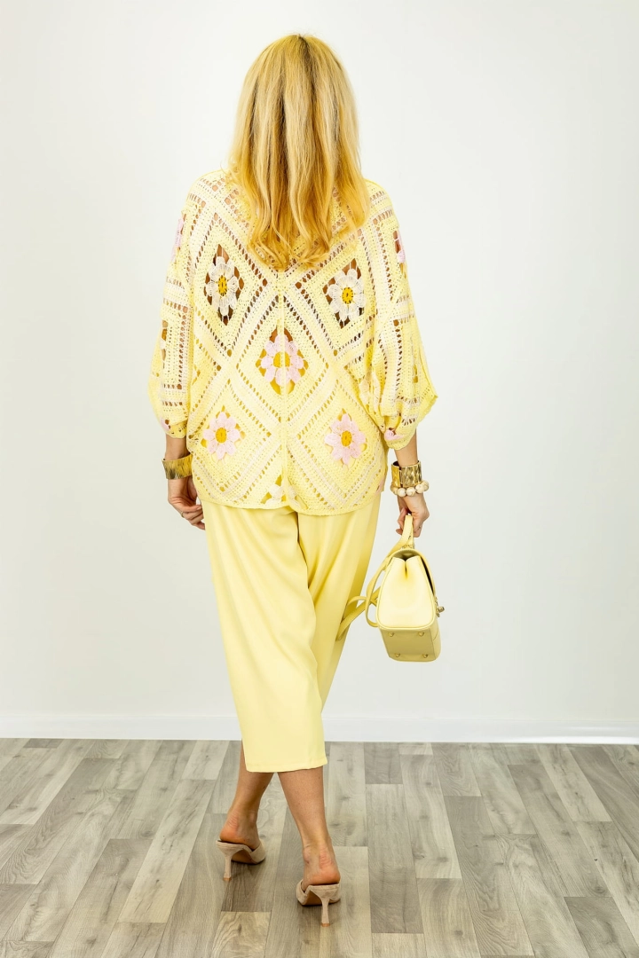 Ażurowa narzutka Basiluzzo oversize w kwiaty rękaw kimono pastelowa żółta z różowym