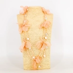 Naszyjnik wielowarstwowy z materiałowymi płatkami kwiatów i fasetowanymi koralikami Mongrassano pudrowy różowy