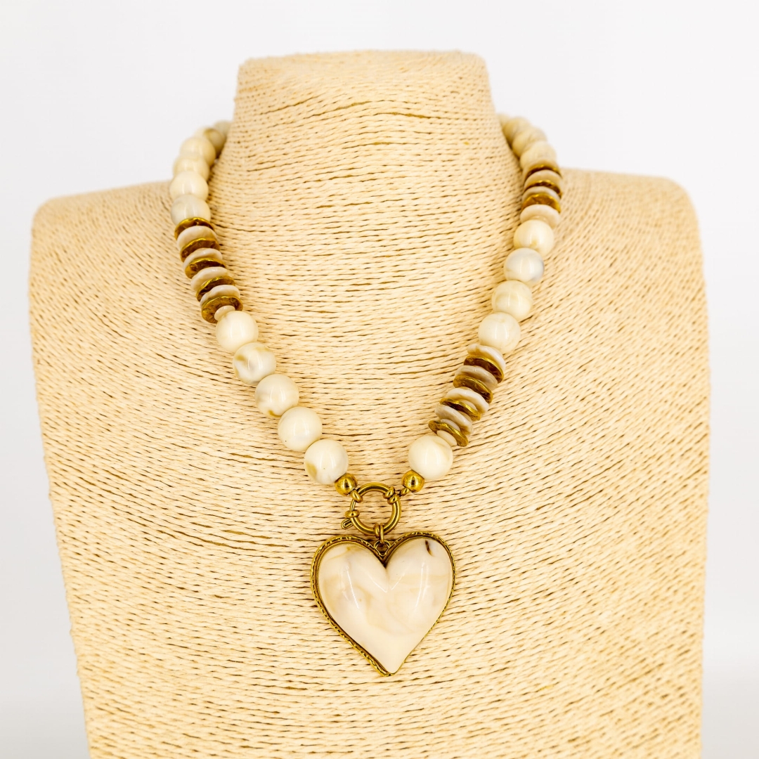 Naszyjnik z marmurkowymi koralikami Montegiordano beżowy z zawieszką serce