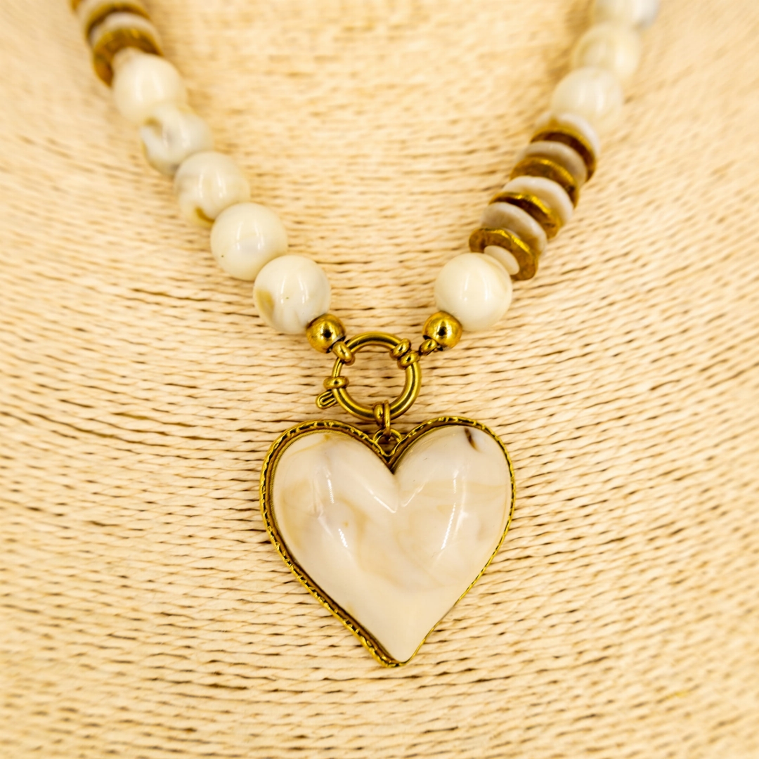 Beżowy naszyjnik damski Montegiordano z dekoracyjnymi blaszkami i sercem