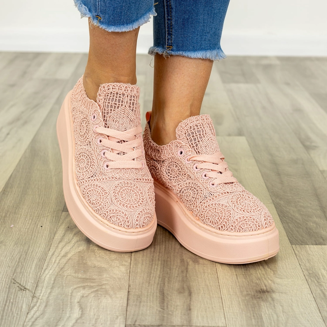 Sznurowane sneakersy na platformie – Pudrowy róż z ażurowym wzorem