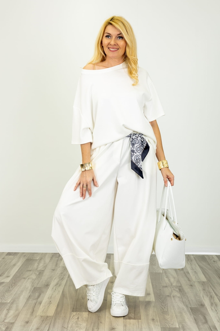 Spodnie balloon z apaszką w pasie przeszyciami na dole luźną nogawką i kieszeniami Podenzana białe