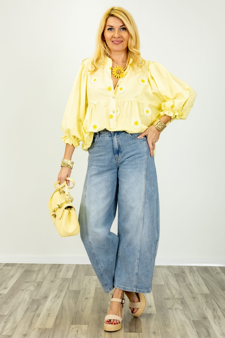 Asymetryczna koszula pastelowa żółć w kwiaty ze stójką, rozpinany dekolt, balonowy rękaw zakończony