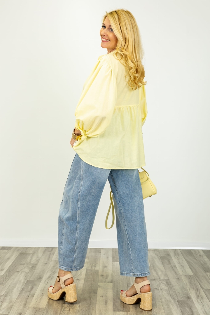 Koszula pastelowy żółty w kwiatowy wzór ze stójką, asymetryczny krój, dekolt na guziki, rękaw balonowy z gumką Tellaro