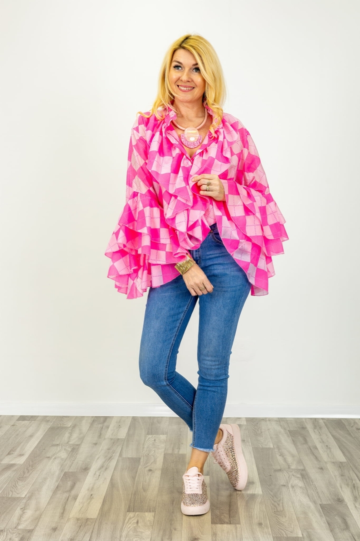 Bettona bluzka damska różowa w romby z ozdobnymi, wielowarstwowymi falbanami