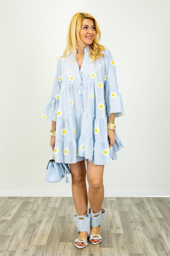 Błękitna sukienka mini oversize w stokrotki Roccacaramanico z dekoltem zapinanym na guziki