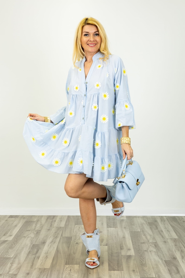 Błękitna sukienka w haftowane stokrotki Roccacaramanico o luźnym kroju z zapięciem na guziki