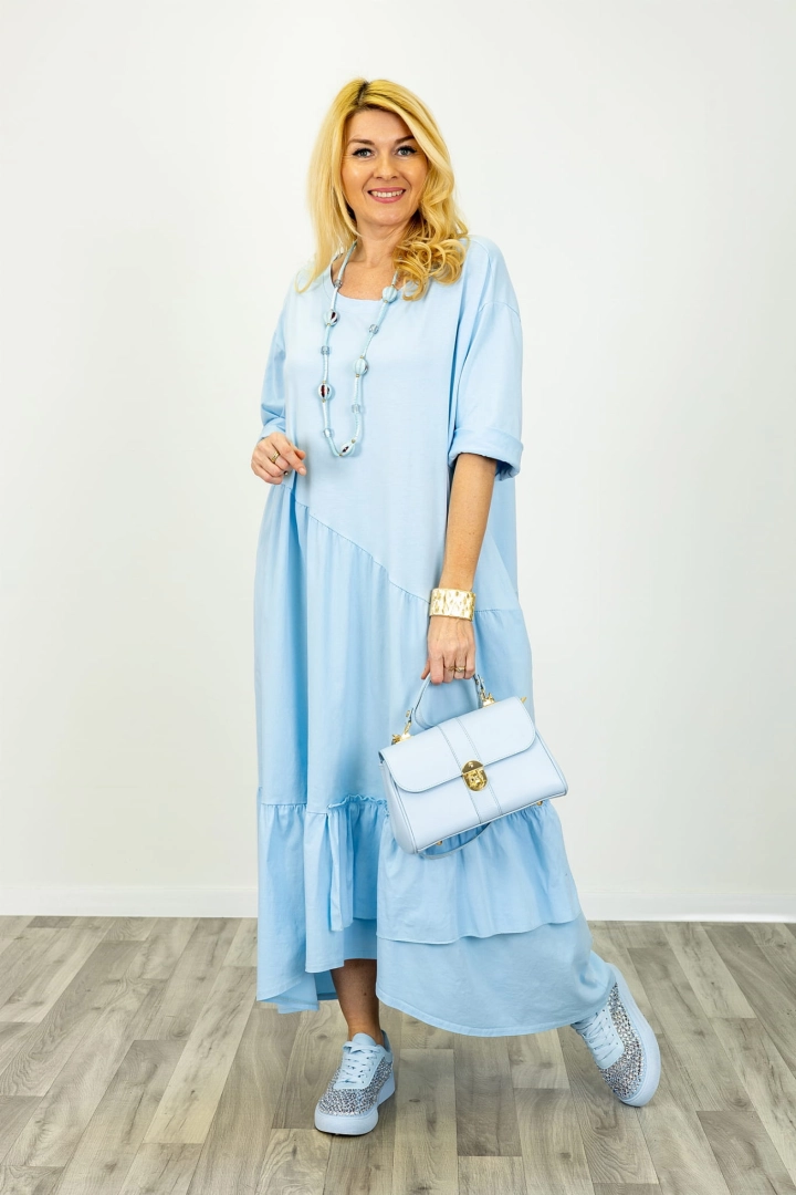 Błękitna sukienka maxi Agerola oversize z asymetrycznym dołem i falbaną plus size