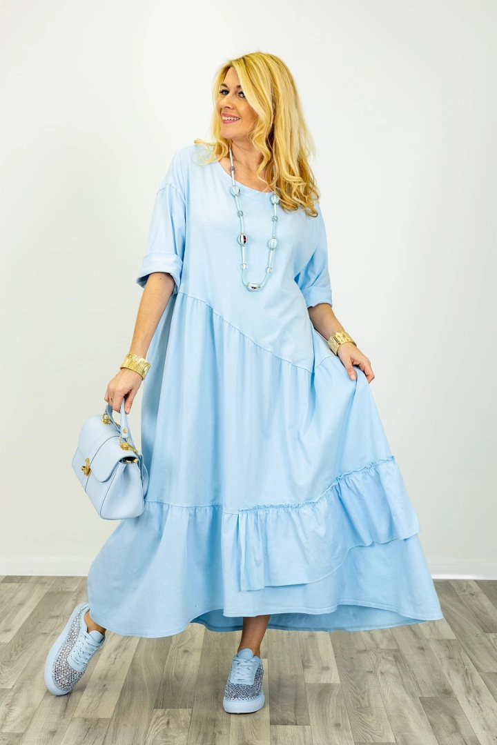 Asymetryczna sukienka maxi plus size Agerola błękitna z falbaną i kieszeniami