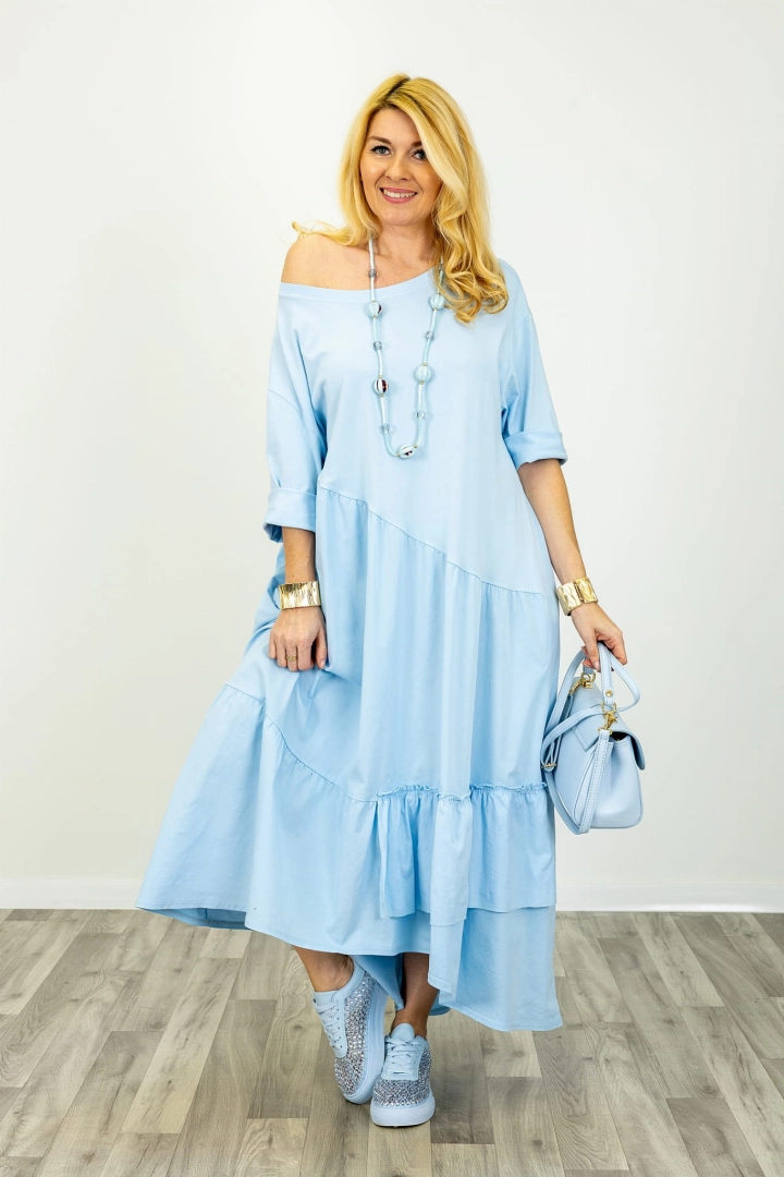 Maxi sukienka oversize Agerola błękitna plus size z falbaną i krótszym przodem