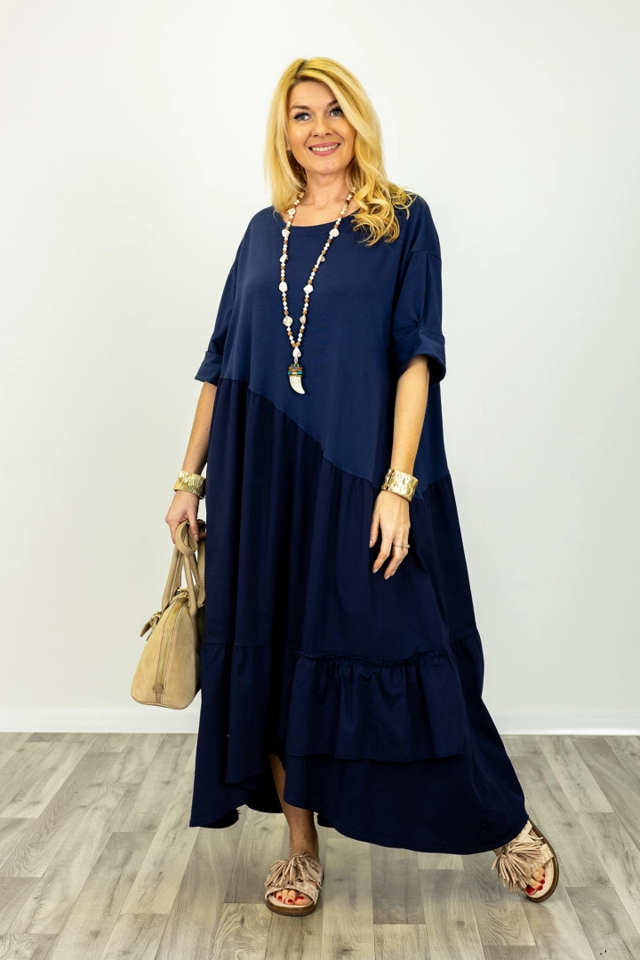 Maxi sukienka oversize Agerola granatowa plus size z krótszym przodem i falbaną